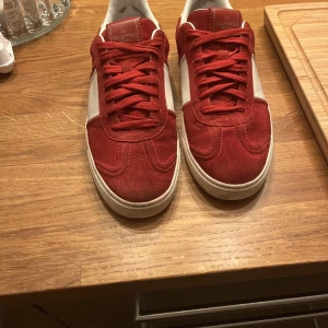 Valentino flycrew - Säljer mina Valentino flycrew pga för små. Dom är i bra skick. Storleken i dom är 42,5 men passar ungefär 43-43,5 Dustbag medföljs då jag inte har boxen ,Kvitto eller liknade finns inte och 5 nitar har lossnat totalt. 