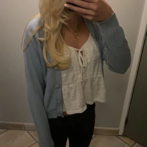 Ljusblå kofta med knappar - Superfin nästintill oanvänd kofta