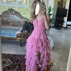 En super söt rosa volangklänning som passar perfekt till bal eller andra fina evenemang!🥰    ‼️Helt oanvänd‼️   Köpt utomlands för inköpspris  1 600kr, säljer nu från 1 099kr 💕  Säljer pga att det blev fel storlek &  valt en annan klänning till balen.❤️