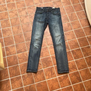 Jack & Jones jeans - Tjena, säljer mina mörkblåa Jack & Jones jeans i storleken 29/32. Modellen är Slim/Glenn. Använda några gånger och är i ett väldigt bra skick. Hör av dig vid funderingar, pris kan diskuteras.