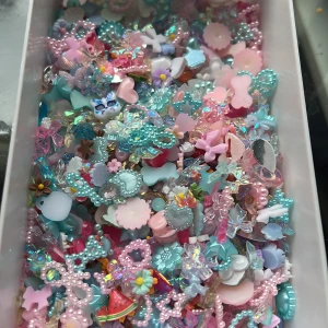 Nageldekor - MASSA blandade nagwldekorer, inehåller bland annat rosetter,snäckor, stjärnor, olika figurer,blommor, lite olika frukter, svan, pingvin, hjärtan och lite annat 