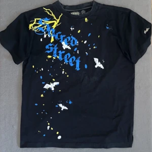 Y2k Rawblue T-shirt - Vintage Rawblue Tröja i large storlek med detaljerat tryck på både fram o baksida, tröjan är fortfarande i topp kvalitet