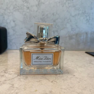 Miss dior parfym  - Helt ny miss dior parfym, doft ”absolutely blooming”! Endast testad 💓 nypris ca 1000kr, säljer för 250kr