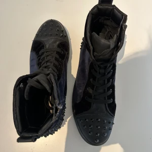 Steve Madde CORDZ - Höga Sneakers - Inte använda så mycket En nit har trillat av på baksidan på ena skon högst upp som man ser på bilden Storlek 44