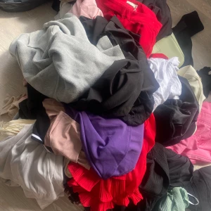 Kläder  - En hel svart påse med kläder för 500kr. Kläderna är dem jag har lagt ut på min profil plus mer kläder så som toppar, kappor, byxor, väskor. Ifall ni vill ha en närmare titt på vad det är för kläder så är det bara att skriva till mig❤️ XS-S. Vissa är M