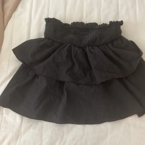 Kjol - Den är i fint skick men jag använde den förra sommaren i augusti 🤗