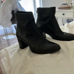 Klackar - Ett par svarta boots klackar från & Other stories! Använda men i gott skick! Börja buda från 200kr❤️