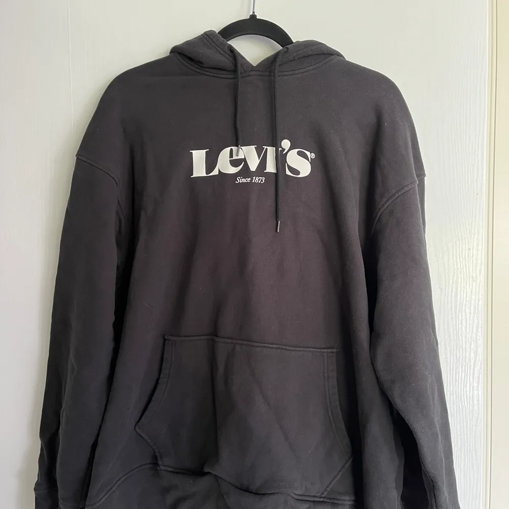 Levis hoodie säljes. Storlek L. Mer bilder kan skickas. Hoodies.