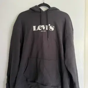 Levis hoodie säljes. Storlek L. Mer bilder kan skickas