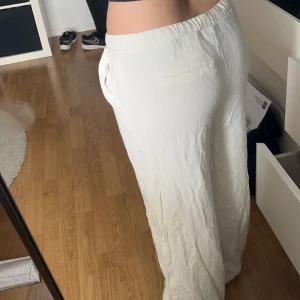 Vita linnebyxor  - Inte alls genomskinliga linnebyxor då de har ett lite tjockare material☺️Använda endast en gång då de är lite långa för mig som är 160cm lång. Köpta för 700kr på kollektionen Josefine Hj X NA-KD☺️