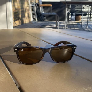 Solglasögon Ray-Ban - Äkta Ray-Ban i bra skick 9/10. Fodralet är trasig fast uppfyller sinn funktion. 