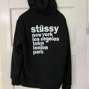 Stussy Hoodie  - Hoodien har storleken L (passar mig som är 182cm, 65kg). Köpt på Plick, fast är originellt ifrån Pandabuy. Säljer hoodien nu då jag letar efter nya kläder och då den är varm. Kontakta mig för frågor, fler bilder eller om du är intresserad 