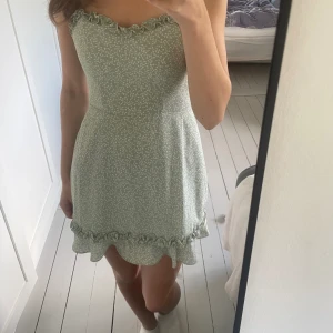 Klänning - Jättefin ljusgrön klänning som endast är använd en gång💕. Är i nyskick. Det finns en dragkedja på sidan men som inte är synlig. Är i stl 32 men passar även 34, XS💕💕