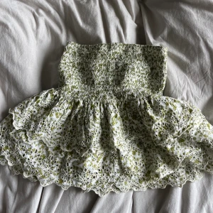 Volang kjol Zara - Populär volangkjol från Zara. Helt slutsåld. I storlek xs!!! Använd. Men fortfarande i ett fint skick. 