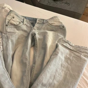 Säljer ljusblå jeans - Säljer dessa då de tyvärr är lite för stora för mig. Jätte fina lowwaist bootcut jeans utan några defekter. Är 162 cm och byxorna är 37 i midjan och 80 i innerbenet 💕