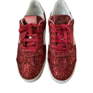 Valentino flycrew - Glittriga röda valentino flycrew. De är i storlek 36 IT (37 EU). Det saknas två nitar på den ena skon, men går att beställa nya. Ingår dustbag, låda och kort🩷