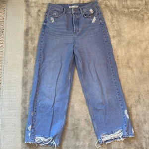 Zarabyxor - Högmidjade jäbsbyxor med knappar istället för dragkedja. Säljer då jag inte använder den längre. 