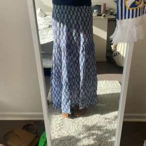 Jättefin långkjol - Säljer denna jätte fina långkjole som tyvärr inte kommer till användning. Köpt här på Plick och passar perfekt nu till sommaren❤️Priset kan diskuteras