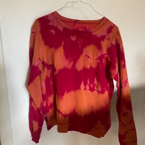TIedye tröja  - Tunnare tiedye tröja, perfekt till sommaren och våren. Väldigt skön och knappt använd. 
