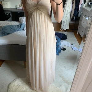 Balklänning - En ljusrosa klänning ifrån NLY TREND💕Jag köpte den begagnad och sedan har jag använt den en gång. Jag har sytt den i resårer för att göra den lite tajtare men inte särskilt mycket, det är heller inte synligt.