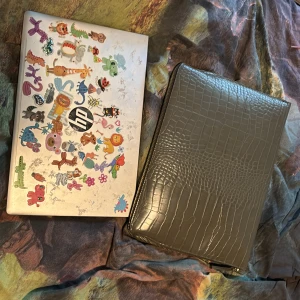 Datorfodral  - En jätte fint grönt datafodral från Åhléns som tyvärr var förlitet för min skoldator. Den är helt ny så i nyskick