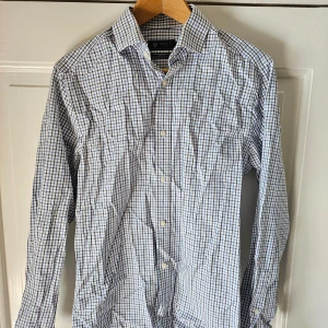 Skjorta Riley - Skjorta från Riley Storlek: S Modell: Slim fit  Material: 100% Bomull