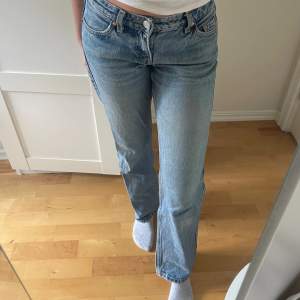Lågmidjade jeans från Weekday i modellen Arrow. De är välanvända i bra kvalitet. Jag är 165 cm för referens 