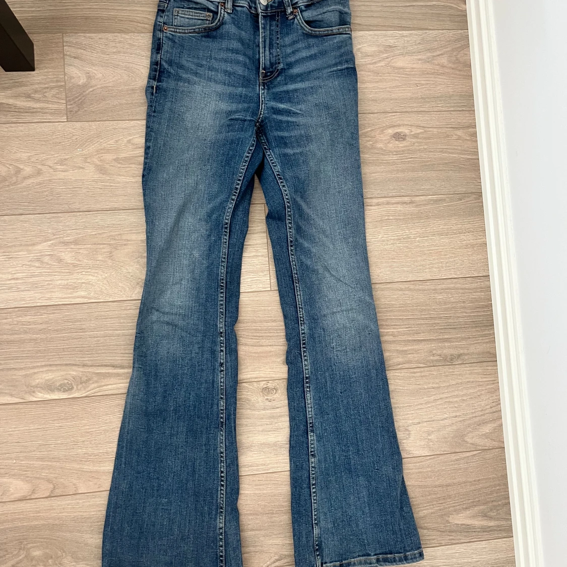 Medelhög bootcut jeans  - 91