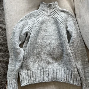 Stickad tröja - Snygg & mysig stickad tröja från River Island. Superfint skick, knappt använd 💓perfekt till sommarkvällarna 