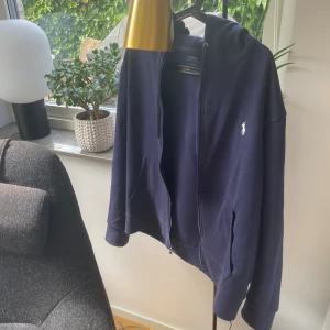 Polo Ralph Lauren zip Hoodie!! - En Ralph Lauren Hoodie som knappt använts på grund av att den var för liten när jag fick den i present. Den är i ett riktigt bra skick och ser näst intill oanvänd ut. Riktigt snygg tröja som passar vem som helst🔥M som passar S. Pris kan diskuteras!