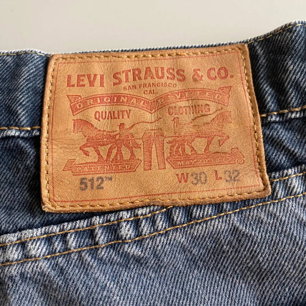 Super snygga vintage Levis jeans shorts, som tyvärr blivit för små för mig. I jättebra skick trots att den är vintage! Skulle säga att storleken är S-M sen även xs för en mer loose fit men när du ofta S eller M kommer de passa!☺️. Shorts.