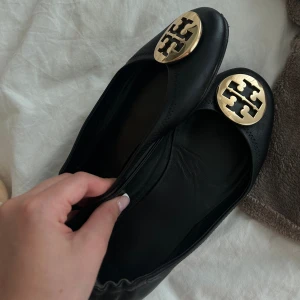 Tory burch ballerinaskor  - Hej! Nu säljer jag mina fina story Burch skor! Dom är i mycket fint skick då ja knappt använt dom ❤️