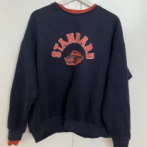 Tjocktröja - Saknar lapp men den är köpt från shein. Trotts det har den håller den väldigt bra. Använd ett antal gången 2021 men har mest tagit upp rum i garderoben på senare år då det inte är min stil längre. 