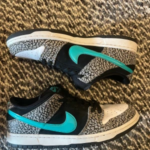 Nike SB Dunk Lowatmos Elephant - Nike SB Dunk Low atmos Elephant Använda Max en vecka! Storlek 43 Nypris på stockX, 300 $ 