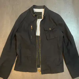 Tunn mörkblå (ser mer svart ut) workwear jacka från Zara i storlek M. Liten i storleken, passar mer någon med S. Mycket bra skick.