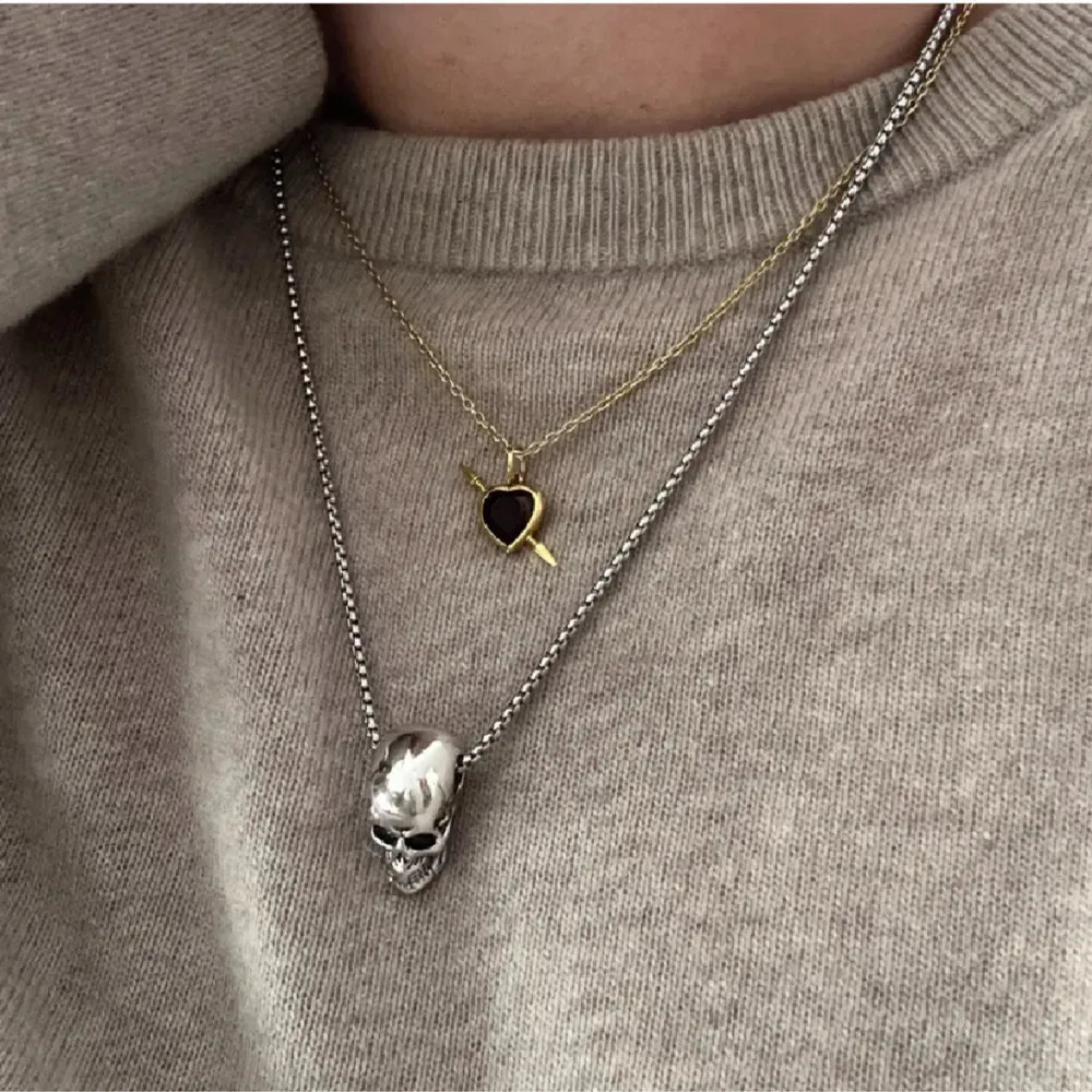Ballt döskallehalsband! Lite längre, ca 60cm! Aldrig använt🌟. Asusteet.