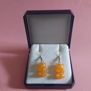 Örhängen  - Örhängen som är handgjorda! Finns även i andra färger, skriv privat om du är intresserad av en annan färg! 1 par för 30kr, 2 par för 40kr. 