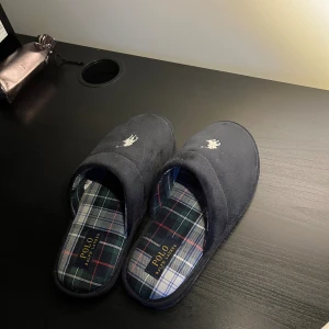 Polo Ralph Lauren tofflor - Nu säljer jag dessa riktigt snygga tofflorna från Polo Ralph Lauren. Skick 10/10 och är riktigt sköna. Säljer pga att dem är lite för små. Skriv vid fler frågor!😎