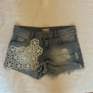 söta jeansshorts med design 💘 - inga defekter men ändå använt🥰 skriv vid intresse, tryck inte på köp nu innan du har skrivit privat!!!💘🙌