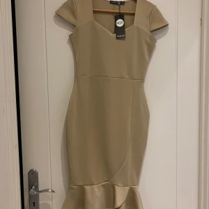 Klänning  - Jätte fin fest klänning från bohoo. Den är i jätte bra skick oanvänd. Den formar efter kroppen och passar perfekt för utgångar!