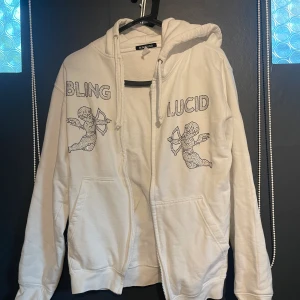 Bling lucid tröja - Säljer min bling lucid tröja då den inte kommer till användning, skicket är som nytt och den har inga defekter, finns det frågor tveka inte på att skriva.