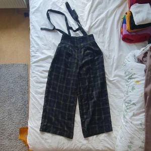 Rutiga byxor - Rutiga byxor från Japan. Korta i benen, slutar en bit ovanför ankeln. Finns ingen dragkedja, så för mig har det varit en kamp att få på sig, men dem har varit mina favorit byxor 🏵