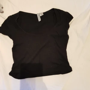 Urringad t shirt - Nyskick, nästan oanvänd 