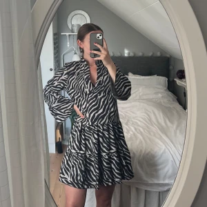 Mönstrad klänning  - En mönstrad klänning perfekt till sommarens festligheter och i fint skick, polyester material. Det står made in Italy och storlek står inte men skulle säga att den passar storlek S, jag är 166. 