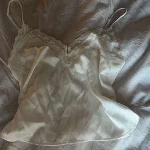 Spets linne - Vitt spetslinne som passar till massor!😍 Nästan aldrig använd och det är därför jag säljer den😊 Priset kan diskuteras vid snabbt köp!