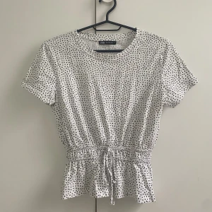 Zara topp - Söt topp från Zara som tyvärr aldrig kommer till användning längre. Den är sparsamt använd💕 