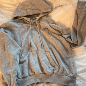 Grå nasa hoodie  - Den har små små märken som man ser på sista bilden annars jätte dom