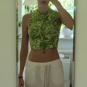 Grön topp från Zara - Söt grön topp med kors i halsen, strechigt material.  Hör av dig om du har frågor!