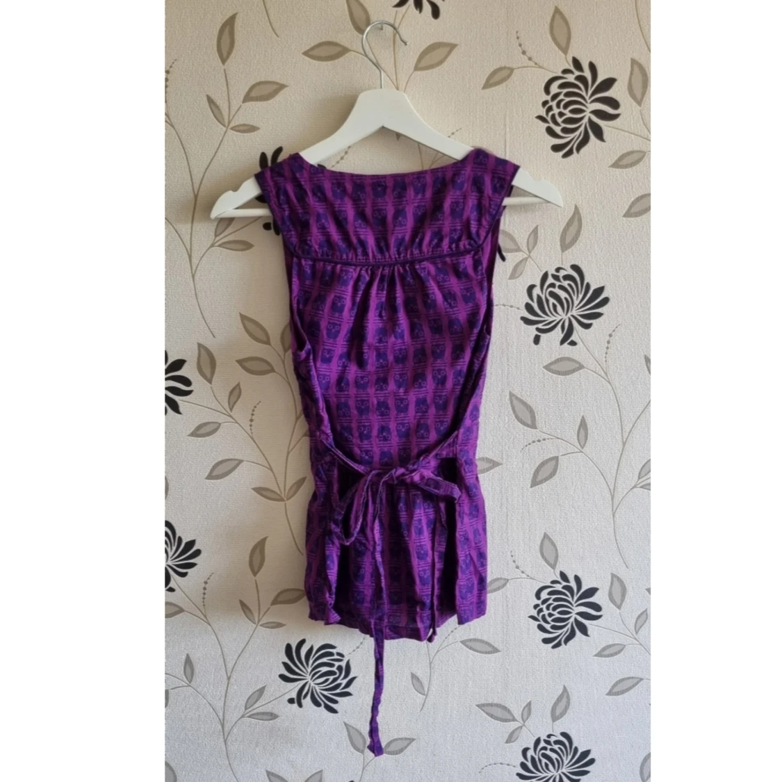 Lila topp från Nümph, Strl: 34/XS, band i midjan, ugglor, owl, retro, sommar - 90