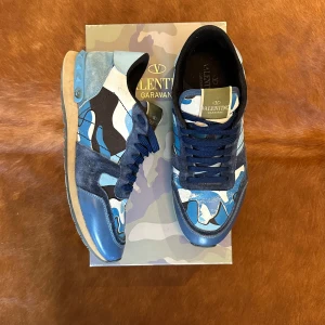 Valentino Rockrunners - Fina Valentino Rockrunners i str 42 Lite slitage på lädret annars bra skick! Box ingår 